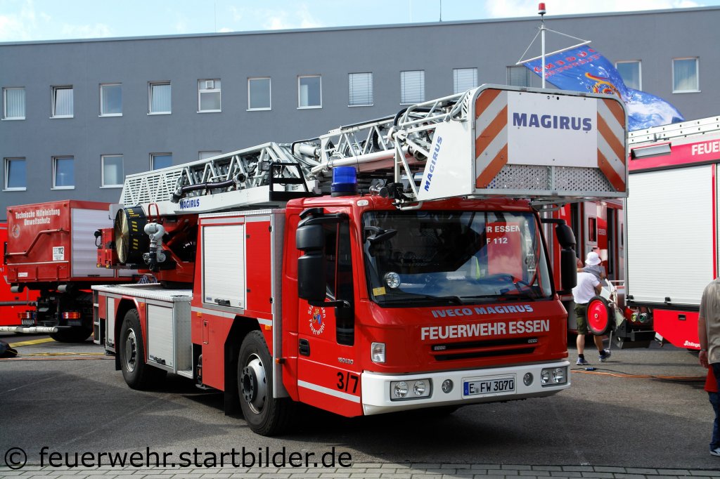 Das ist die Neue DLK 23/12 (Florian Essen 1/33/1) der Feuerwehr Essen.
der Leiterpark kann im oberen Bereich geknickt werden.
Aufgenommen beim Tag der Offenen Tr der Feuerwache 1 in Essen, 10-11.9.2011.