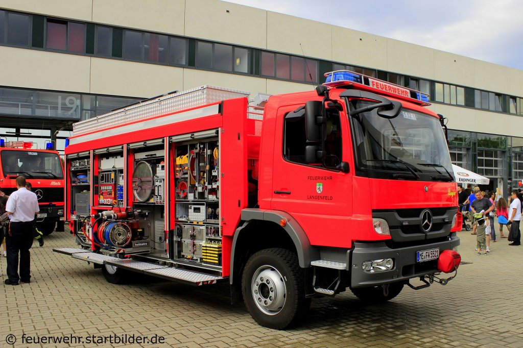 Dies ist der neue RW 2 (5/52/1) der Feuerwehr Langenfeld.
Aufgebaut wurde das Fahrzeug von Ziegler.
Aufgenommen beim Tdot der Feuerwehr Langenfeld,30.6.2012.