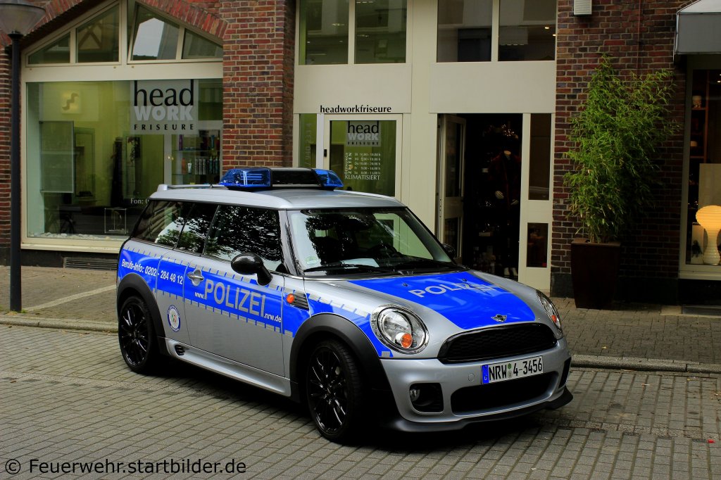 Dieser Rover wird als Promotionfahrzeug von der Polizei NRW genutzt.
Aufgenommen beim Blaulichttag 2012 in Oberhausen,29.9.2012.