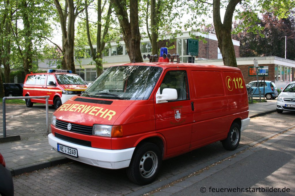 Dieser VW T5 (NE 2249) wird fr Transporte aller art Eingesetzt.
Aufgenommen in Grevenbroich am 30.4.2011.