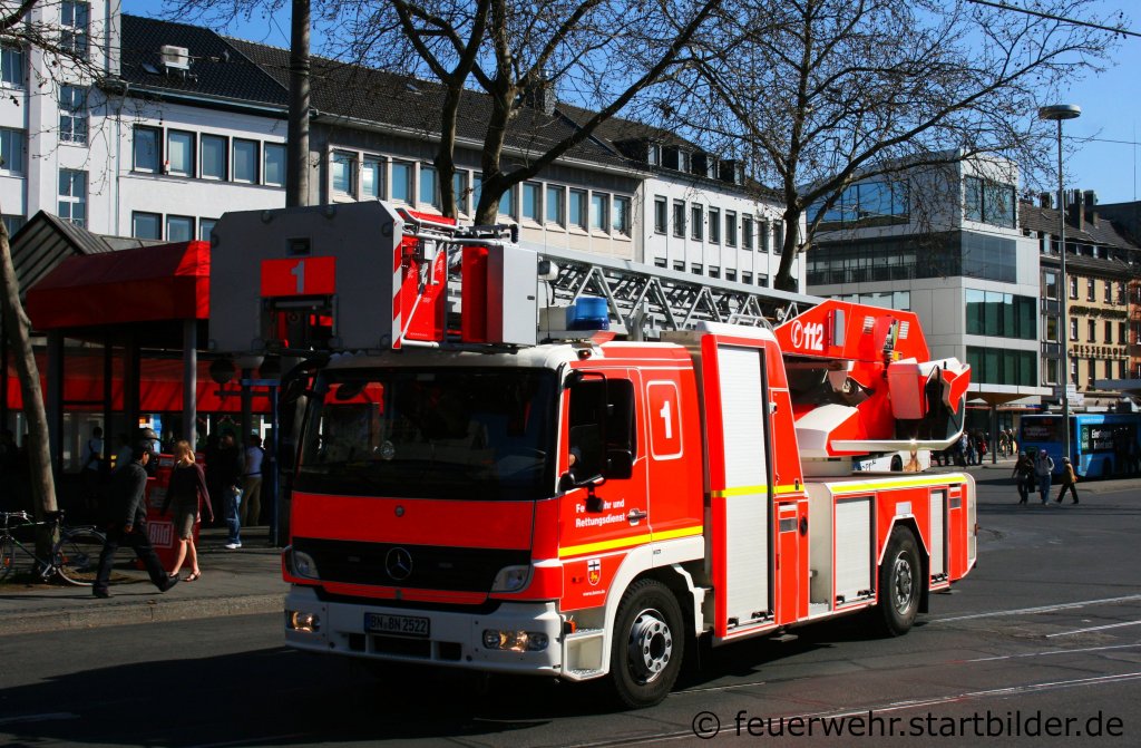 DLK 23/12 (BN BN 2525) der Feuerwehr Bonn.
Aufgenommen am HBF Bonn, 2.4.2011.