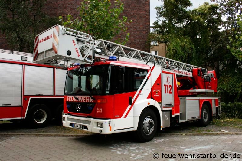 DLK 23/12 (DU FW 3331) auf MB Econic.
Aufgenommen im Sommer 2009 in Duisburg.