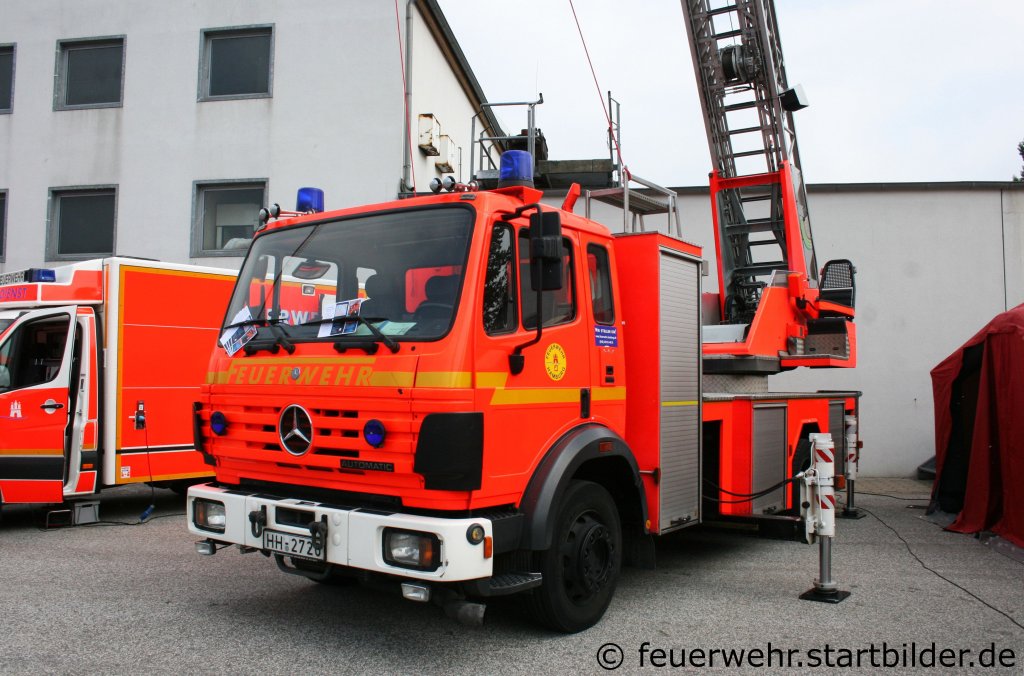DLK 23/12PLC III (HH 2720) der Feuerwehr Hamburg.
Das Fahrgestell ist ein MB 1427F mit Metz Aufbau.
Die DL ist Baujahr 1996.
Sie steht bei der Feuerwehrschule Hamburg.