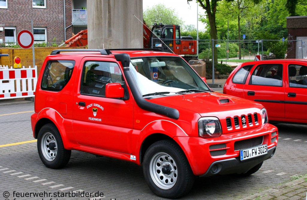 Ein Suzuki Jimny ist bei Deutschen Feuerwehren sehr selten.
Bei der Feuerwehr Duisburg gibt es einen.
Er hat das Kennzeichen (DU FW 3023) und die Funkrufnummer 1/18/5.
Aufgenommen beim Tag der Offenen Tr der Feuerwehr Duisburg Huckingen am 15.5.2010.