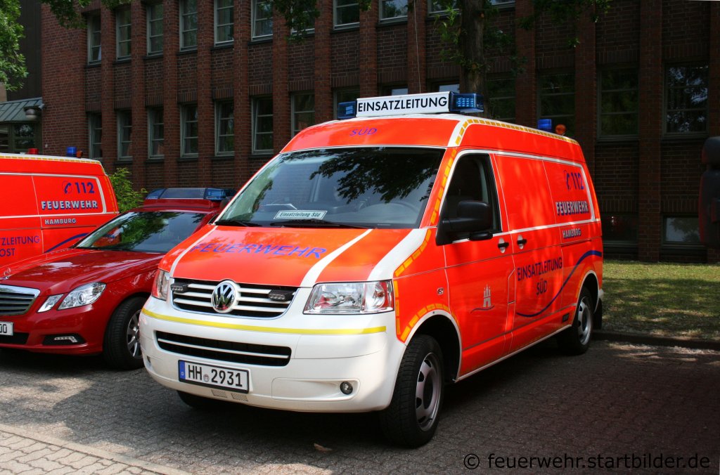 ELW 1 (HH 2931) auf VW T5 mit Aluca Aufbau.
Der ELW wir im Sden von Hamburg eingesetzt.
Aufgenommen bei der Feuerwehrschule Hamburg am 21.5.2011.