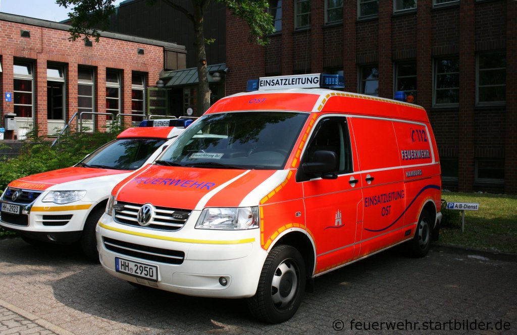 ELW 1 (HH 2950) auf VW T5 mit Aluca Aufbau.
Der ELW wird im Osten von Hamburg eingesetzt.
Aufgenommen bei der Feuerwehrschule Hamburg am 21.5.2011.