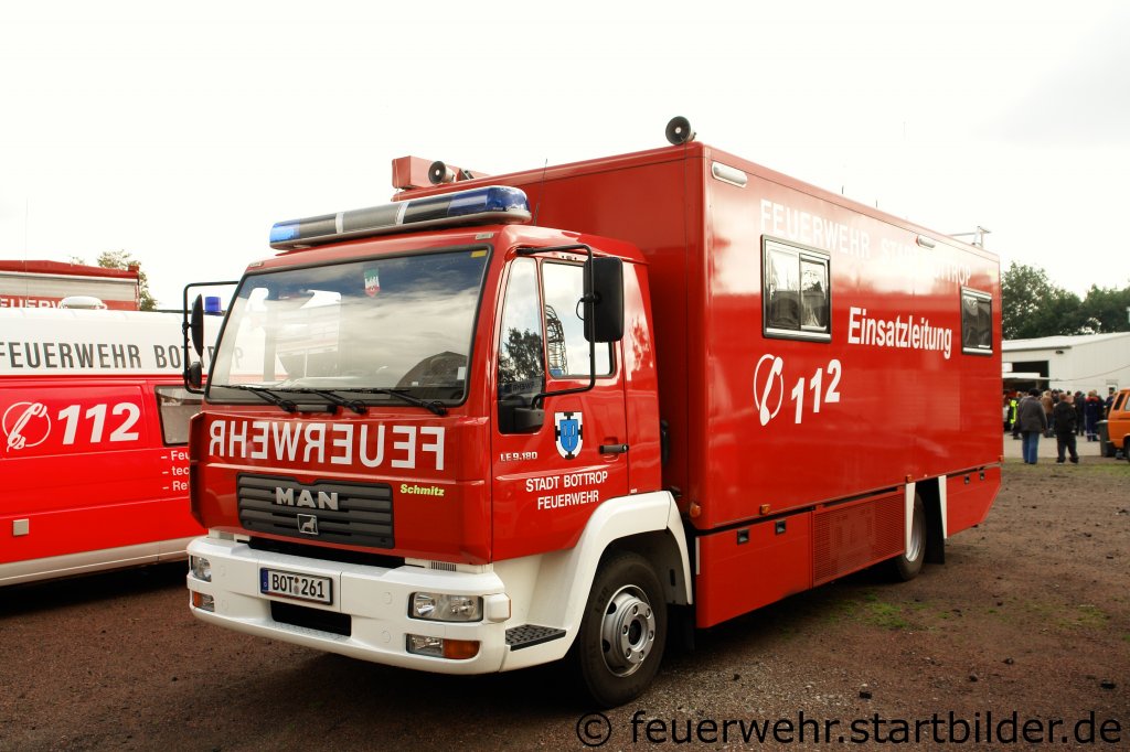 ELW 2 (1/12/1) der Feuerwehr Bottrop mit Schmitz aufbau.
Das Fahrzeug ist auf der Wache 1 zuhause.
Aufgenommen am 18.9.2011 beim Tdo der FF Altstadt.