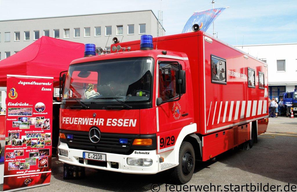 ELW 2  9/29 mit Schmitz Aufbau.
Aufgenommen beim Tag der Offenen Tr der Feuerwache 1 in Essen, 10-11.9.2011.