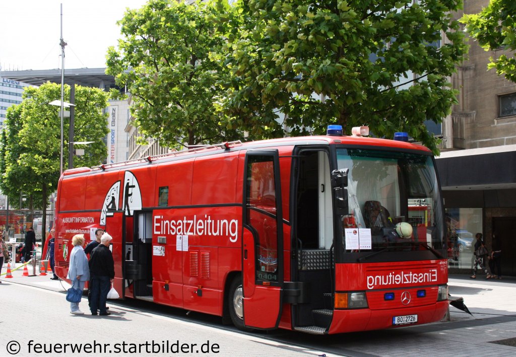 ELW 3 (BO 2726).
Hierfr wurde ein MB O 404 Reisebus zum ELW 3 umgebaut.
Aufgenommen in der Bochumer City am 28.5.2011.