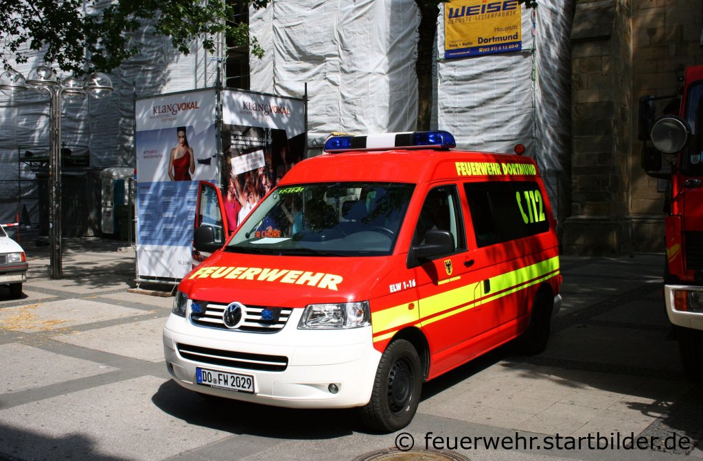 Feuerwehr Dortmund
ELW 1-16 (Funk:17/11/01).
Aufgenommen beim Stadtfeuerwehrtag in Dortmund am 11.6.2011.
