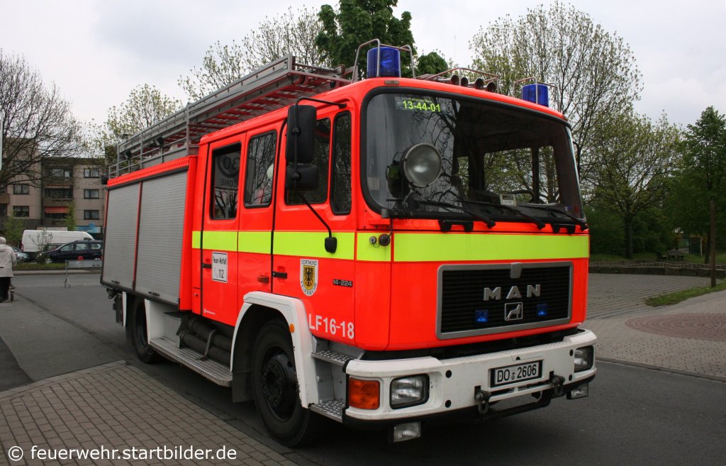 Feuerwehr Dortmund
Florian Dortmund 13/44/1
Kennzeichen DO 2606
Fahrzeugart LF 16/12
Hersteller  MAN 14-224
Aufgenommen beim Tag der Offenen Tr der Freiwilligen Feuerwehr Holzen am 8.5.2010.