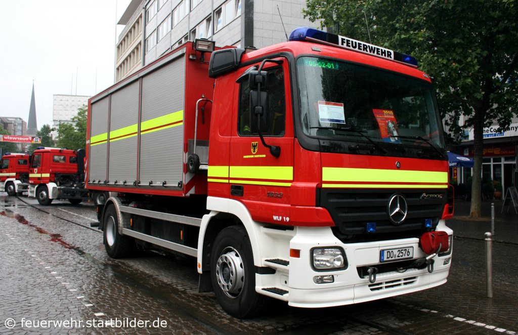 Feuerwehr Dortmund
Florian Dortmund 5/52/1
Kennzeichen DO 2576
Fahrzeugart WLF 19
Hersteller  MB Actros 1832
Aufgenommen beim Stadtfeuerwehrtag in der Dortmunder Innenstadt am 12.6.2010.