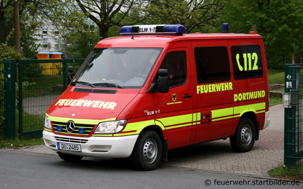 Feuerwehr Dortmund
Kennzeichen DO 2485
Fahrzeugart ELW
Aufgenommen beim Tag der Offenen Tr der Freiwilligen Feuerwehr Holzen am 8.5.2010.