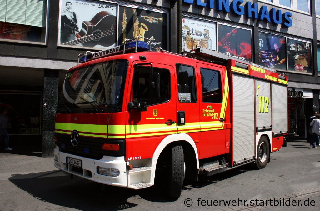 Feuerwehr Dortmund
LF 16 (Funk:02/44/02).
Aufgenommen beim Stadtfeuerwehrtag in Dortmund am 11.6.2011.