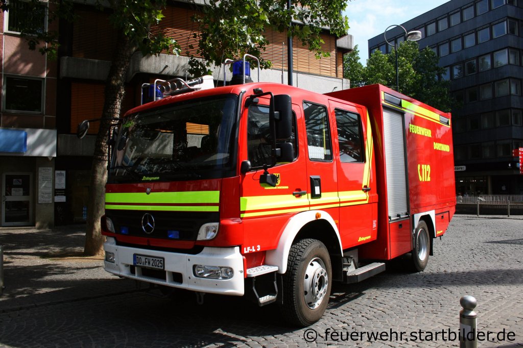 Feuerwehr Dortmund
LF-L 3 (Funk:11/49/01).
Aufgenommen beim Stadtfeuerwehrtag in Dortmund am 11.6.2011.