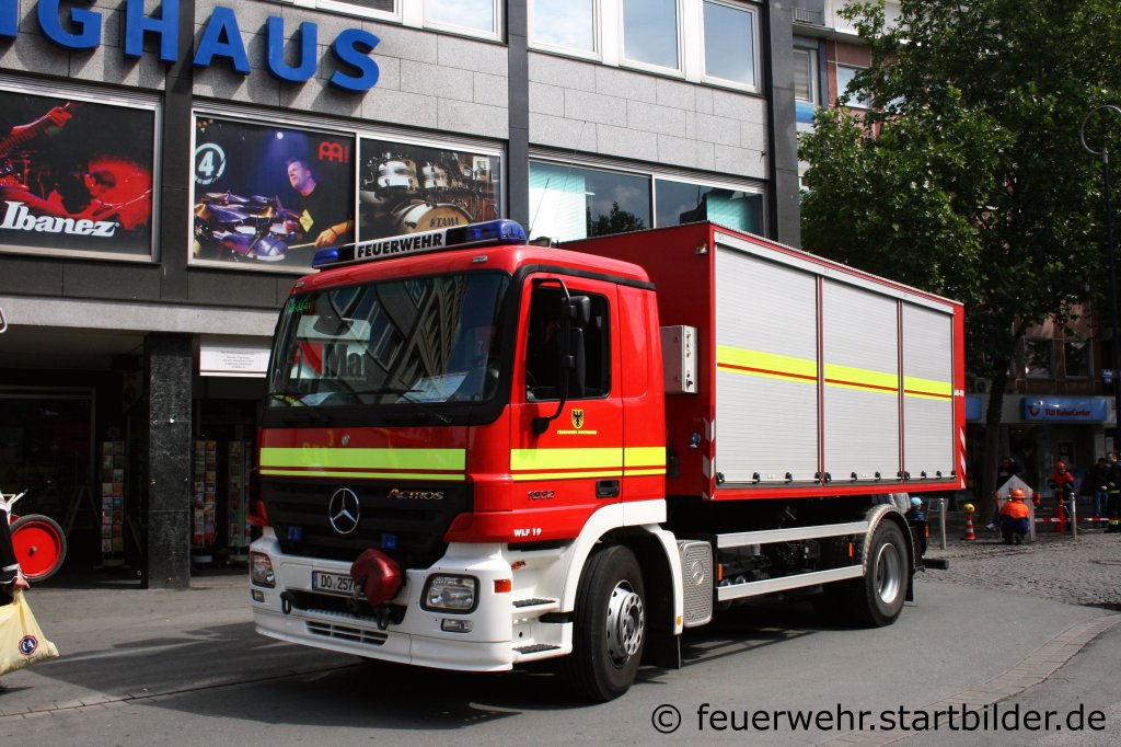 Feuerwehr Dortmund
WLF 19 (Funk:01/52/01).
Aufgenommen beim Stadtfeuerwehrtag in Dortmund am 11.6.2011.