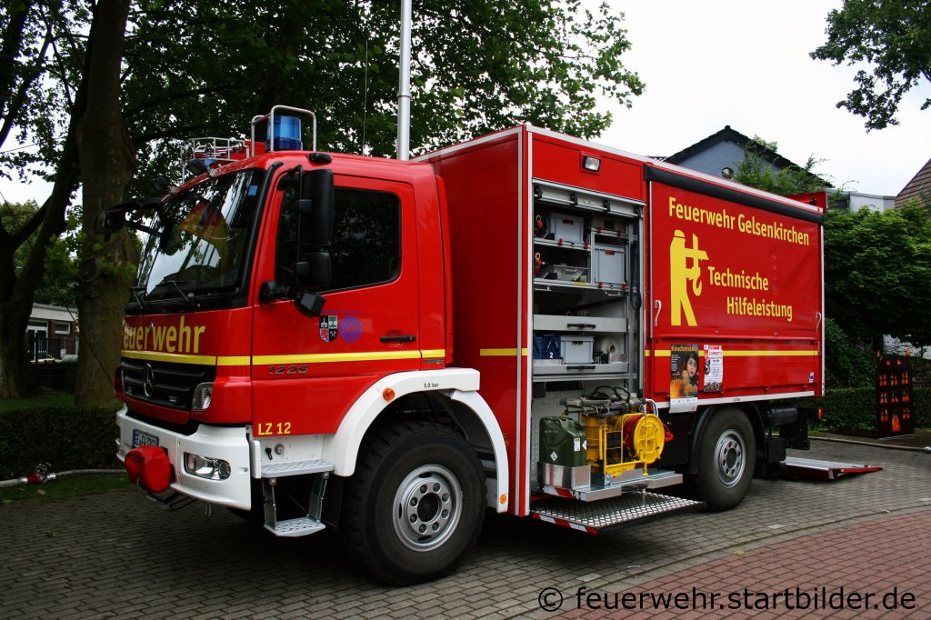 Feuerwehr Gelsenkirchen
Dieser RW 1 (Funk:12/51/1) steht beim LZ 12 in Gelsenkirchen Buer.
Aufgenommen bei der Polizei Buer am 19.6.2011.