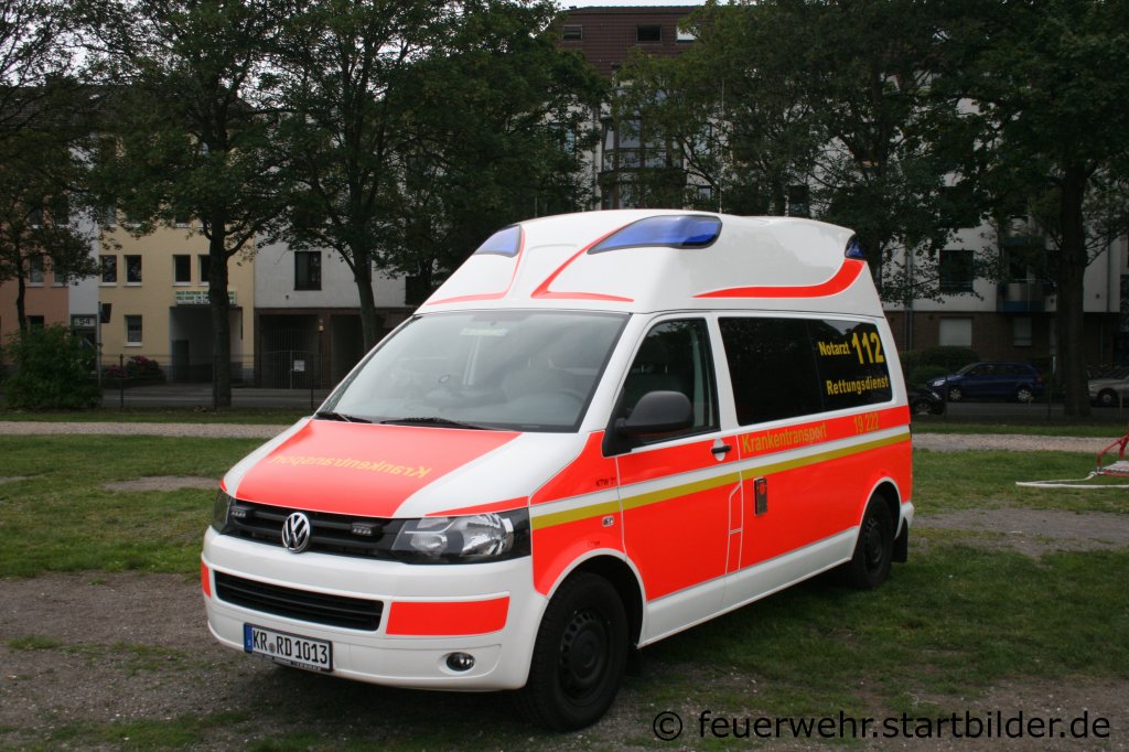 Feuerwehr Krefeld
KTW (Funk:7/85/4).
Aufgenommen beim Blaulichtag in Krefeld am 10.7.2011.