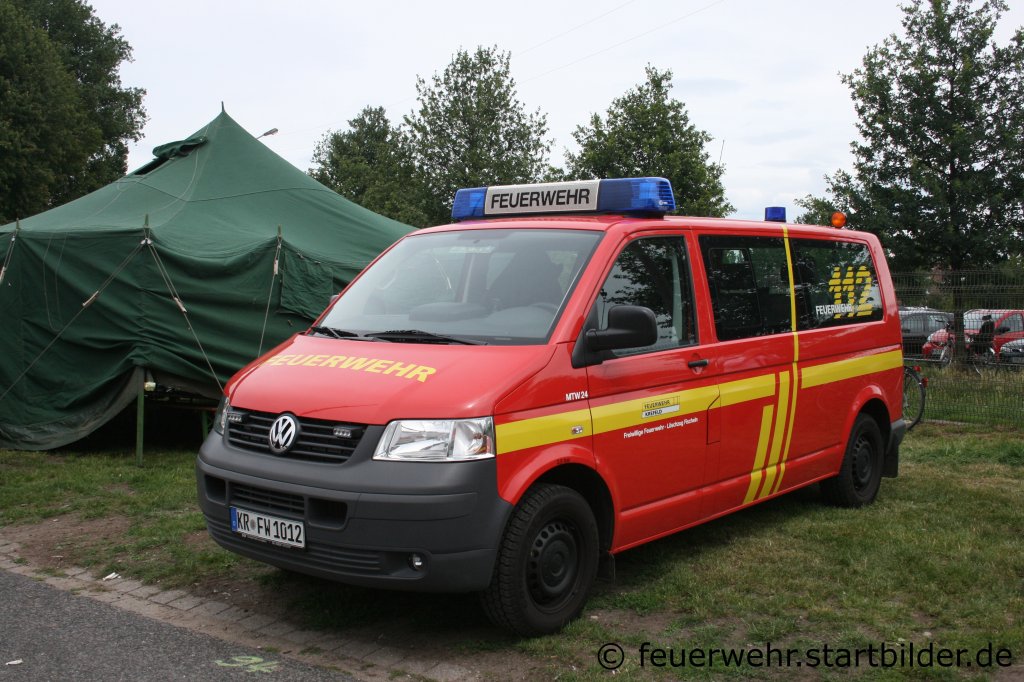 Feuerwehr Krefeld
MTW 24 (Funk:1/19/1).
Aufgenommen beim Blaulichtag in Krefeld am 10.7.2011.