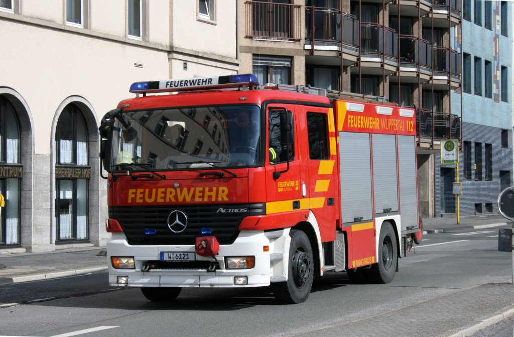 Feuerwehr Wuppertal
W 6121
Mercedes-Benz Actros 1835 L
HLF 24 NRW
Aufgenommen in Wuppertal am 17.3.2010
