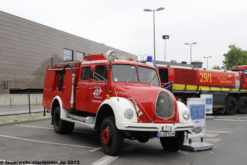 FLF 16 war einst bei der Flughafenfeuerwehr Dsseldorf im Einsatz.Das Fahrzeug ist Baujahr 1964 und wurde bis 1992 Eingesetzt.
