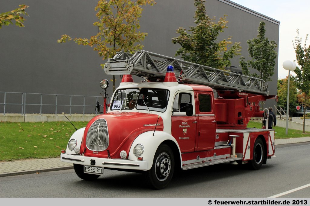 Florian Pirmasens 32.
Diese DL gehrt der Feuerwehr Pirmasens.
Aufgenommen beim Jubilum 50 Jahre LFV-Rheinland-Pfalz in Mainz,6.10.2012.
