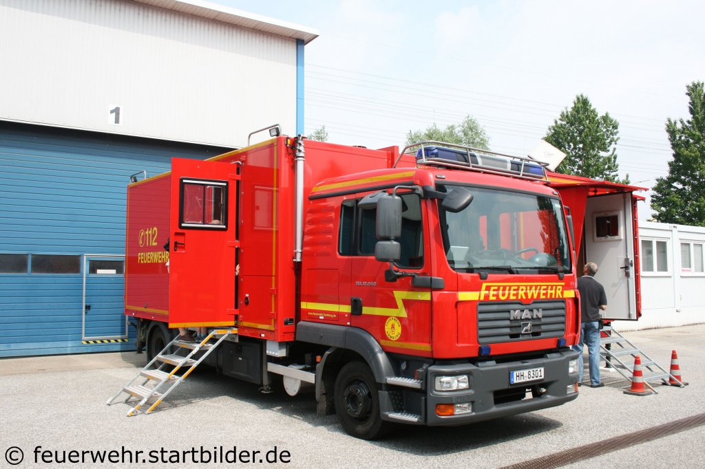 Gertewagen-FM (HH 8301) auf MAN  TLG 12.240 mit Empl Aufbau der Feuerwehr Hamburg.
Aufgenommen beim Tag der offenen Tr der Feuerwehrschule Hamburg am 21.5.2011