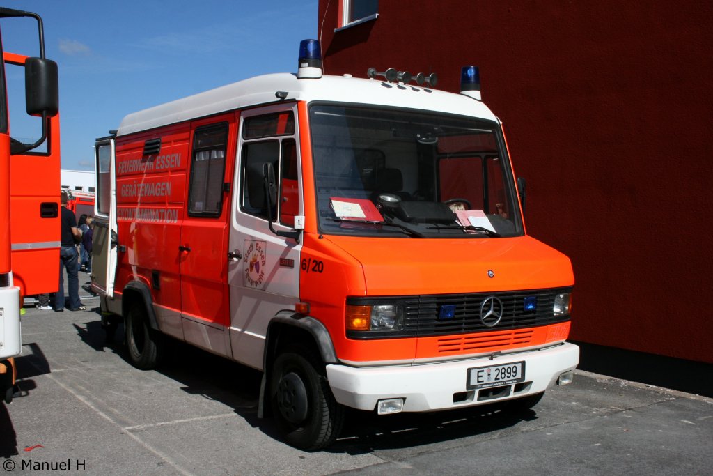 GW-Dekon der Feuerwehr Essen.
Das Fahrzeug wurde aus einem RTW umgebaut.
Aufgenommen am Tag der Offenen Tr der Feuerwehr Essen am 5.9.2010.