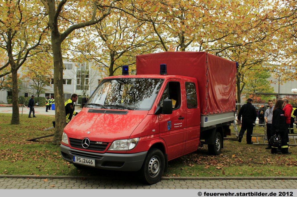 GW-Logistik (PS 2446) der Feuerwehr Pirmasens.
Aufgenommen beim Jubilum 50 Jahre LFV-Rheinland-Pfalz in Mainz,6.10.2012.