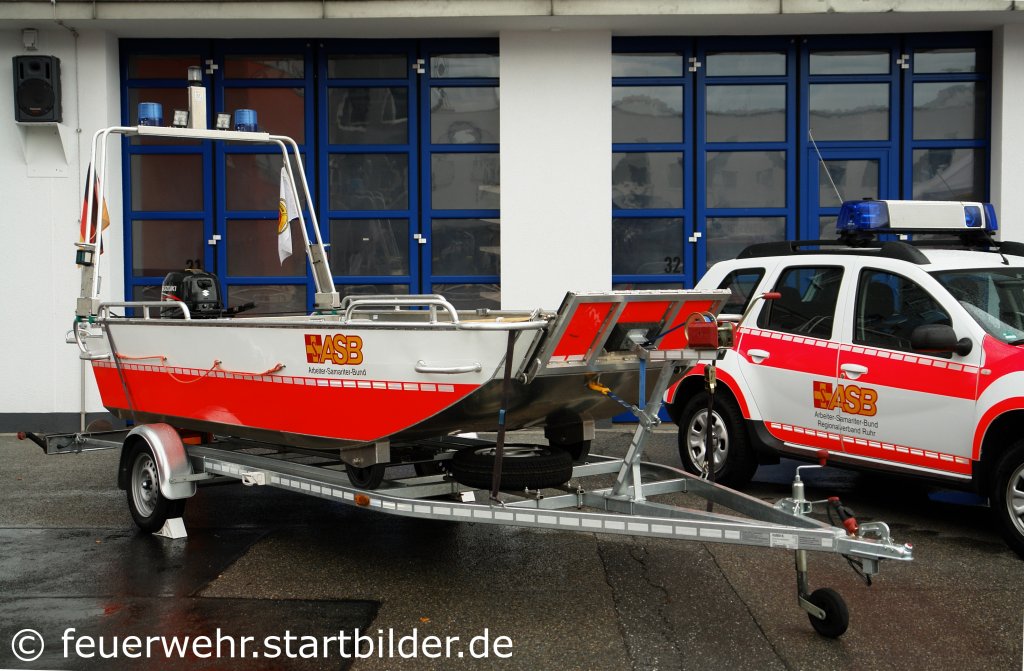 Hier ist ein Boot vom ASB Essen zu sehen.
Aufgenommen beim Tag der Offenen Tr der Feuerwache 1 in Essen, 10-11.9.2011.