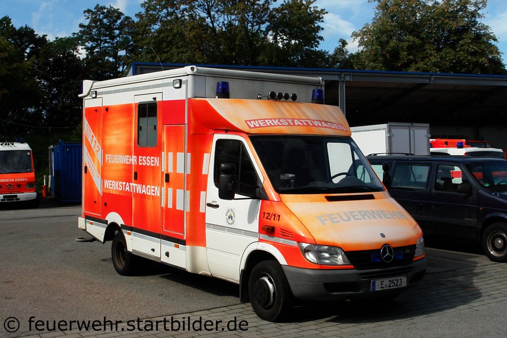 Hier ist ein Werkstattwagen zusehen der frher als RTW durch Essen gefahren ist.
Aufgenommen beim Tag der Offenen Tr der Feuerwache 1 in Essen, 10-11.9.2011.