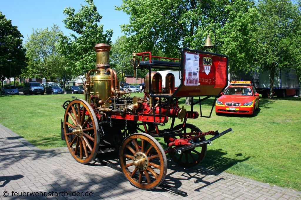 Hier ist eine Historische Dampfpumpe der Feuerwehr Duisburg zusehen.
Aufgenommen in Kirchhellen am 1.5.2011. 
