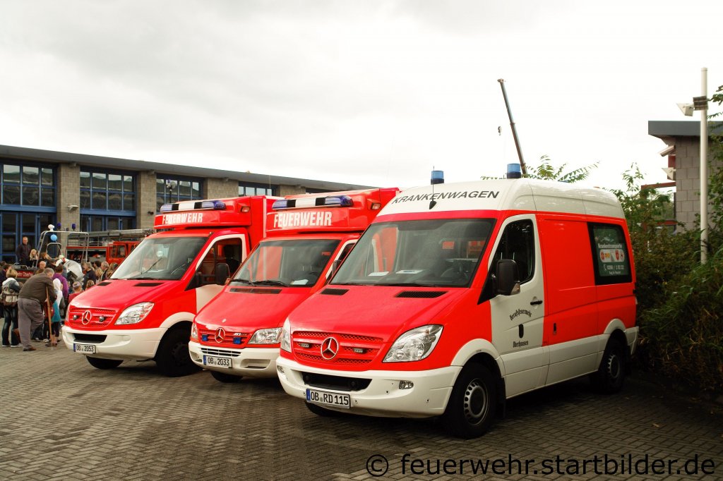 Hier ist eine kleine Parade von Rettungsdienst Fahrzeugen der Feuerwehr Oberhausen zusehen.
Aufgenommen am 18.9.2011 beim Tdo der FF Oberhausen Sterkrade.