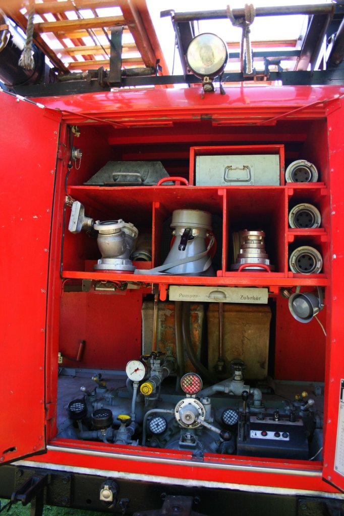 Hier ist der Pumpenstand vom LF16 auf IFA W50 zusehen.
Aufgenommen in Kirchhellen am 1.5.2011. 