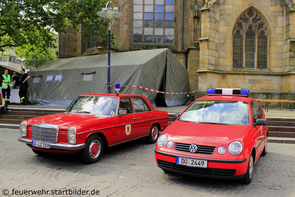 Hier stehen zwei Generationen Feuerwehr PKW nebeneinander.
Aufgenommen beim Stadtfeuerwehrtag in Dortmund, 7.7.2012.