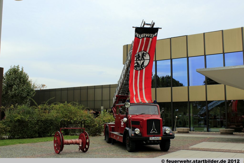Historische Magirus Drehleiter der Feuerwehr Hermeskeil.
Aufgenommen beim Jubilum 50 Jahre LFV-Rheinland-Pfalz in Mainz,6.10.2012.