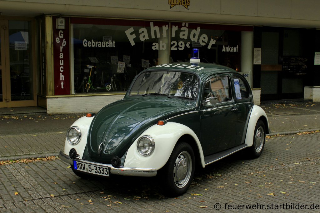 Historischer VW Kfer der Polizei NRW.
Aufgenommen beim Blaulichttag 2012 in Oberhausen,29.9.2012.