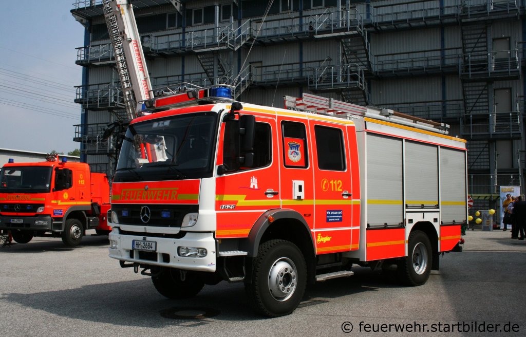 HLF 20/16 auf MB Atego 1629AF mit Ziegler Aufbau der Feuerwehrschule Hamburg.
Aufgenommen beim Tag der offenen Tür der Feuerwehrschule Hamburg am 21.5.2011.