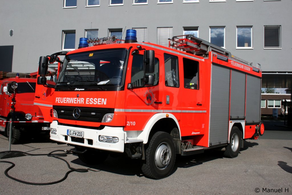 HLF 20/16 (E FW 210) der Feuerwehr Essen.
Das Fahrzeug ist auf der Feuerwache 1 stationiert.
Aufgenommen beim Tag der offenen Tr der Feuerwehr Essen am 4.9.2010.