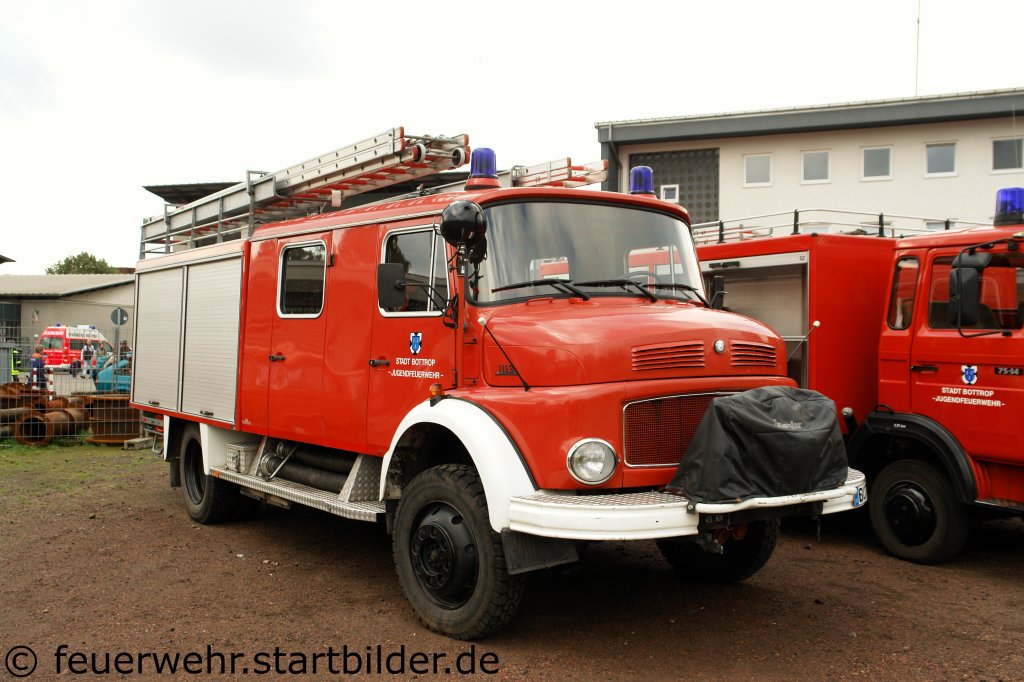 LF 16TS (Funk:19/45/1) der Feuerwehr Bottrop.
Das Fahrzeug wird von der Jugendfeuerwehr genutzt.
Aufgenommen am 18.9.2011 beim Tdo der FF Altstadt.