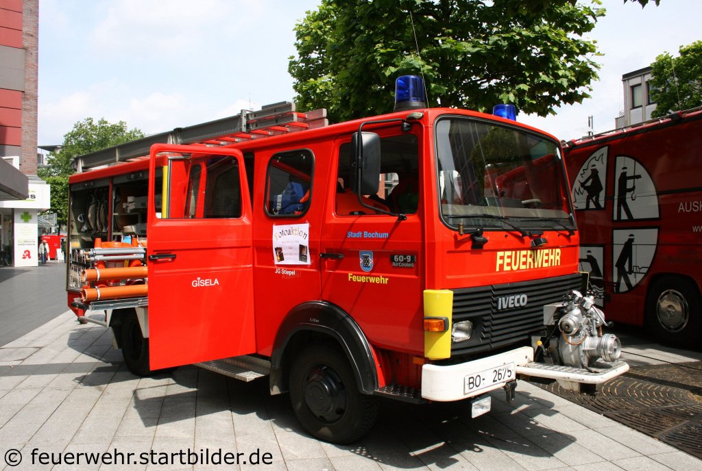 LF 8 (BO 2675) aif Iveco 90-6 mit Magirus Aufbau.
Das LF steht bei der FF Bochum Stiepel.
Aufgenommen in der Bochumer City am 28.5.2011.