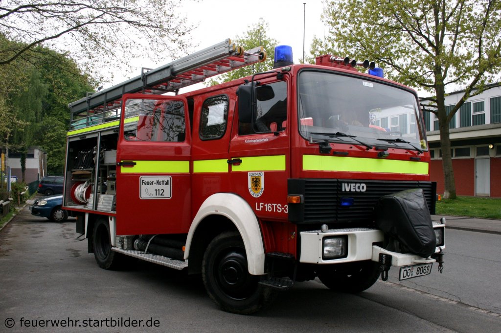LF16TS (DO 8069) der Feuerwehr Dortmund LZ Dortmund Holzen
Aufgenommen beim Tag der Offenen Tr der Freiwilligen Feuerwehr Holzen am 8.5.2010.