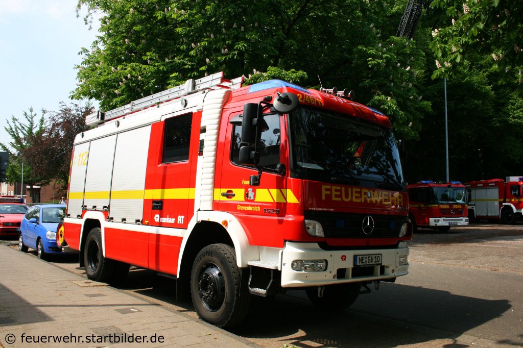 LF24 (NE GV 10) (Funk:2/46/11) auf MB Atego mit Rossenbauer Aufbau.
Aufgenommen in Grevenbroich am 30.4.2011.