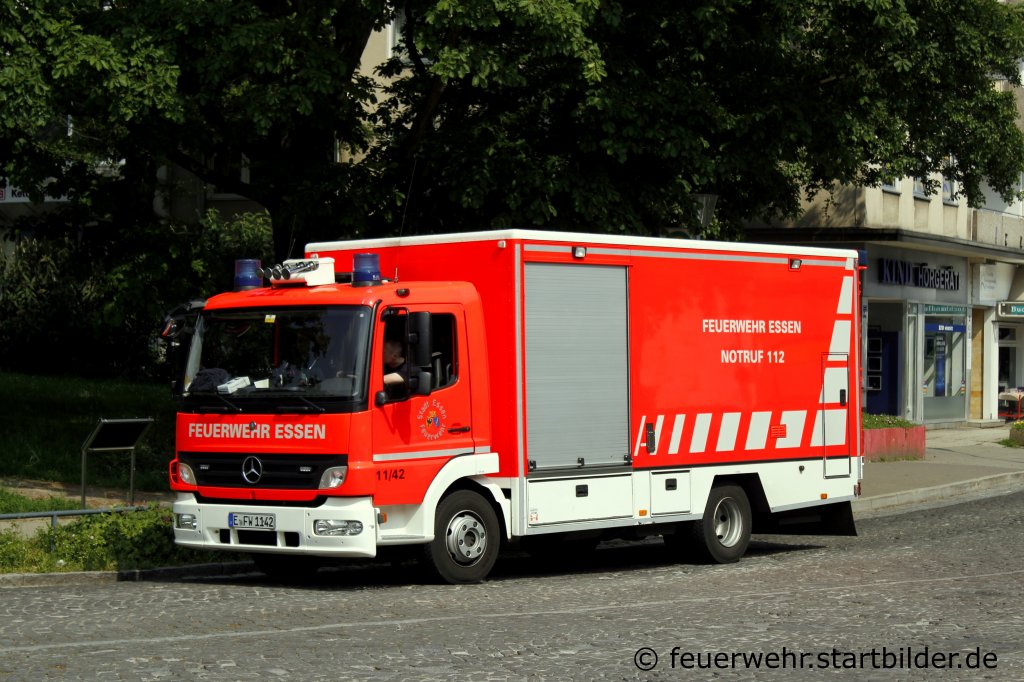 LRF 11/42 der Feuerwehr Essen.
Das Fahrzeug ist in Essen Kettwig Stationiert.
Am 22.5.2012 kommt der LRF von einem Einsatz zurck und wurde von mir am Brgermeister Fiedler Platz fr die Nachweld festgehalten.