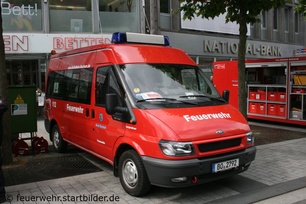 MTW (BO 2792) auf Ford Transit der Feuerwehr Bochum Langendreer.
Aufgenommen in der Bochumer City am 28.5.2011.