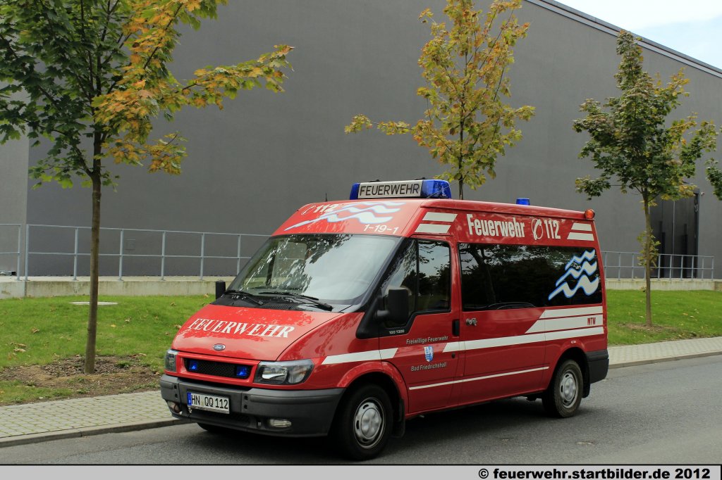 MTW (Florian Bad Friedrichshall 1/19-1) der Feuerwehr Bad Friedrichshall.
Das Fahrzeug ist Baujahr 2002 und wurde von der Firma Ptting umgebaut.
Aufgenommen beim Jubilum 50 Jahre LFV-Rheinland-Pfalz in Mainz,6.10.2012.