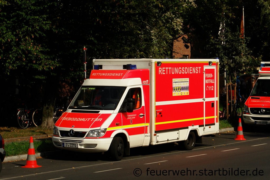 RTW 7/83/3 der Feuerwehr Dsseldorf.
Der RTW hat einen WLS Aufbau.
Aufgenommen beim Tag der Offenen Tr der Wache 7 am 23.9.2011.