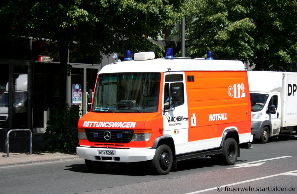 RTW der Feuerwehr Aachen.
Aufgenommen in der Aachener Innenstadt, 4.6.2010.
