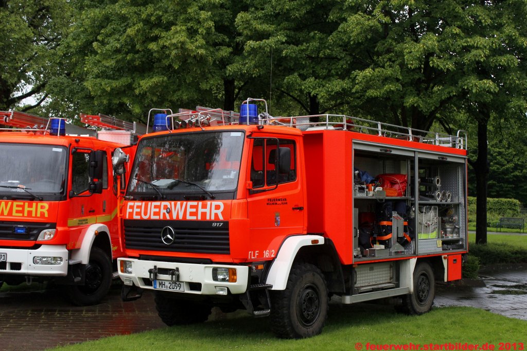 TLF 16/24 (Florian Mlheim 11/21/01) der Feuerwehr Mlheim Ruhr.
Das Fahrzeug ist bei der FF Broich Stationiert.
Aufgenommen beim Tag der Hilfsorganisationen am 26.5.2013 in Mlheim.