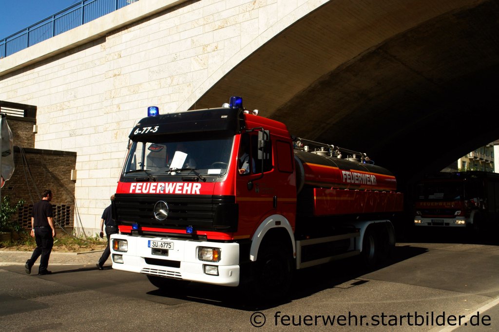 Von der Feuerwehr Knigswinter kam dieser Tankwagen (6/77/5).
Der Tank Fasst 14000 Liter.
Das Fahrzeug ist beim LZ Oelberg Stationiert.
Aufgenommen beim NRW Tag 2011 in Bonn.